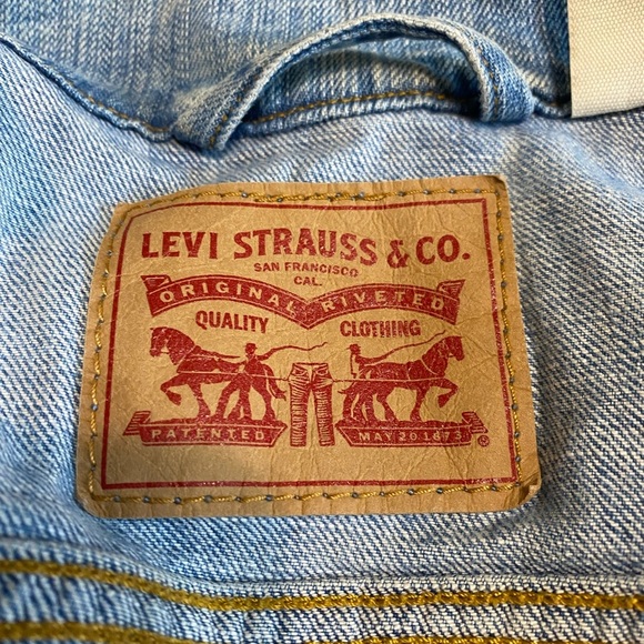 Levi’s button down jean jacket - Picture 9 of 10